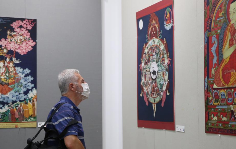 What are the symbols of cultural blending in thangka, 'Oriental Oil Painting'?