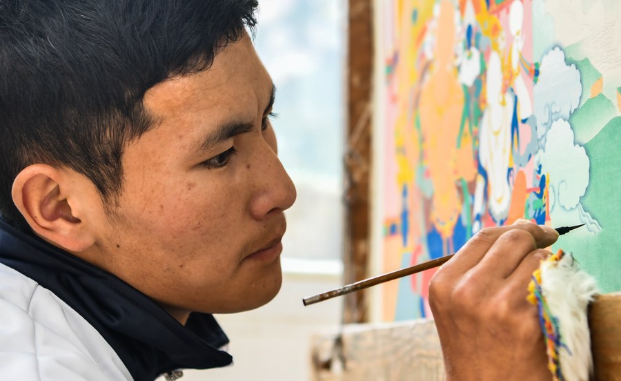 Training of painting Thangka aids poverty-relief in Qamdo